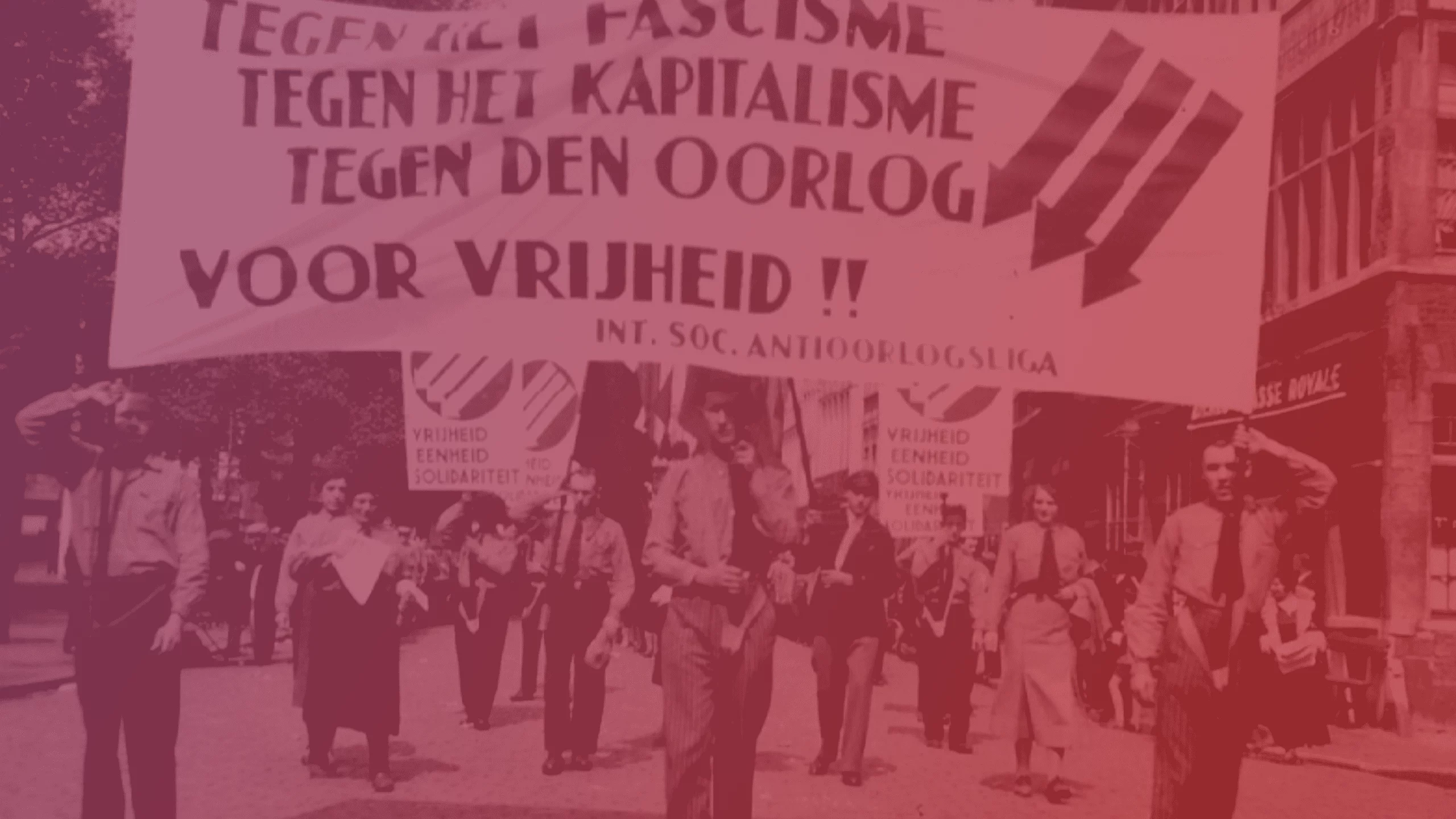 Opbouwen van onder, NAVO bommen van boven